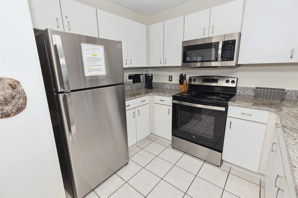 Condo, 1 Bedroom | Private kitchen | Coffee/tea maker, fridge, microwave, oven