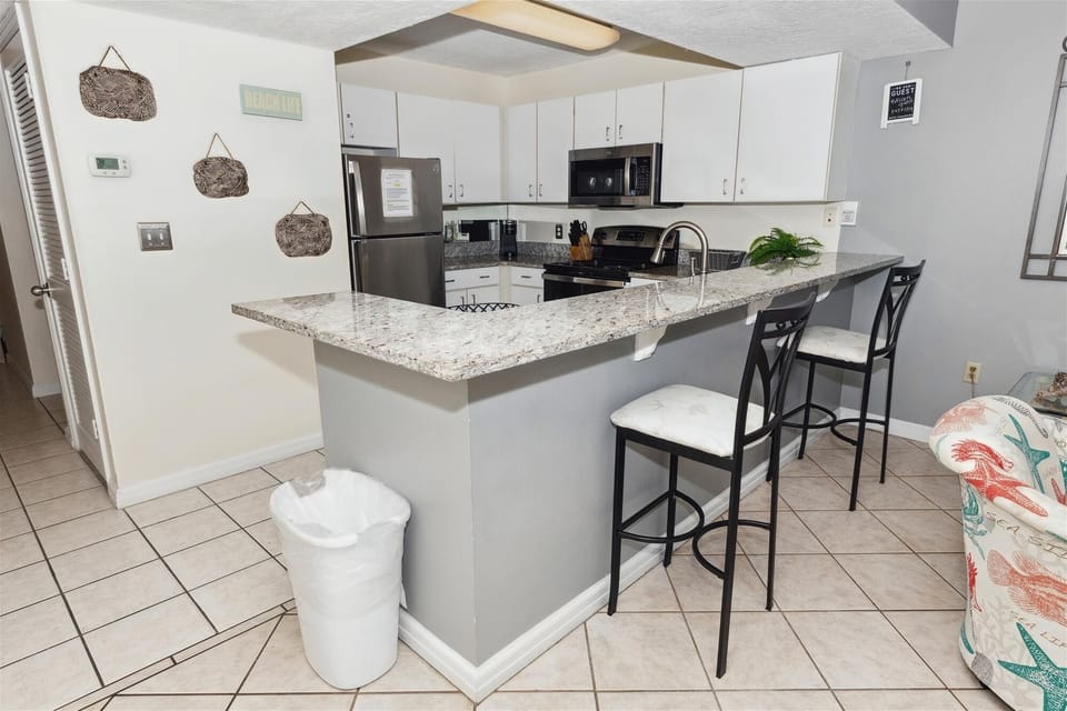 Condo, 1 Bedroom | Private kitchen | Coffee/tea maker, fridge, microwave, oven