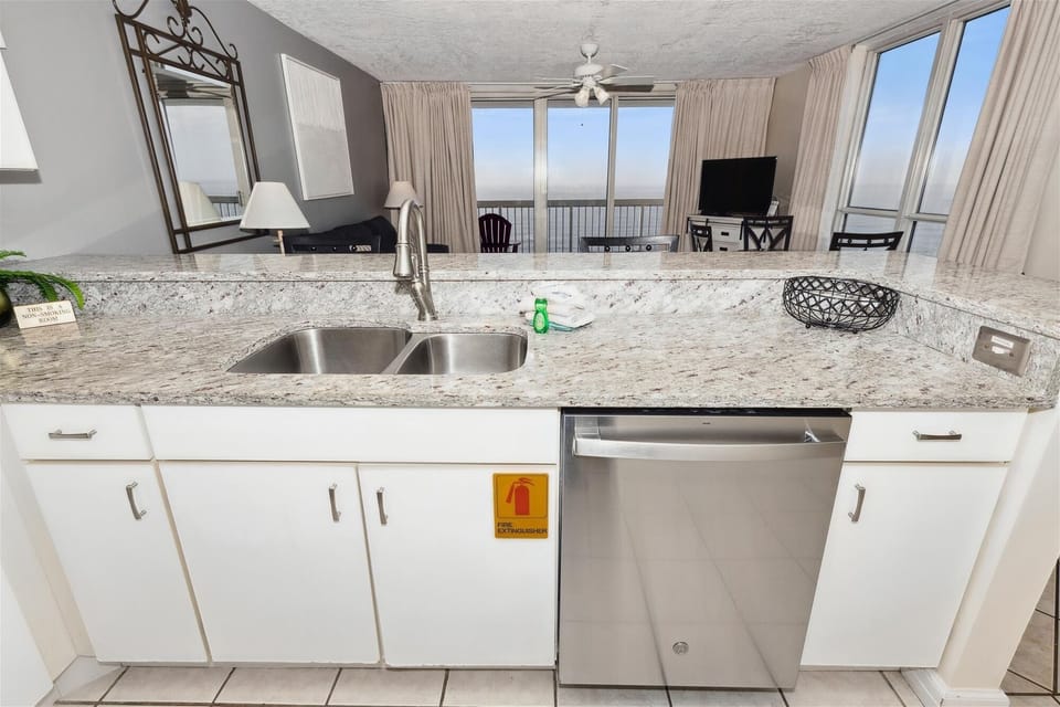 Condo, 1 Bedroom | Private kitchen | Coffee/tea maker, fridge, microwave, oven