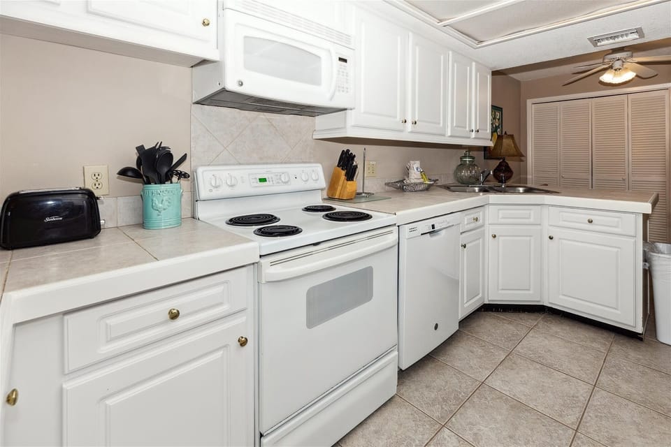 Condo, 2 Bedrooms | Private kitchen | Fridge, microwave, oven, dishwasher