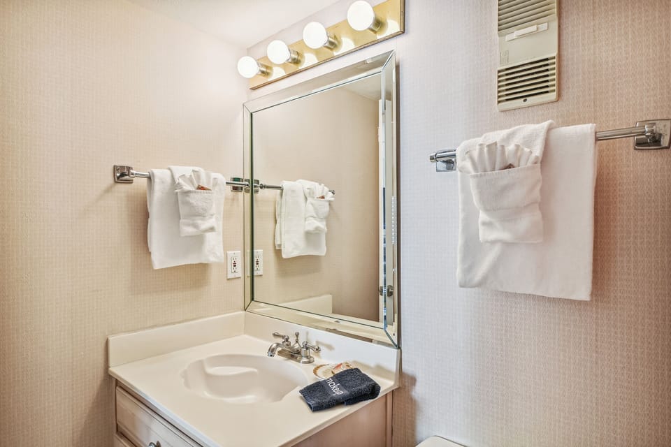 Holiday Surf & Racquet 614 2 Bedroom Condo by RedAwning Apartment in Destin