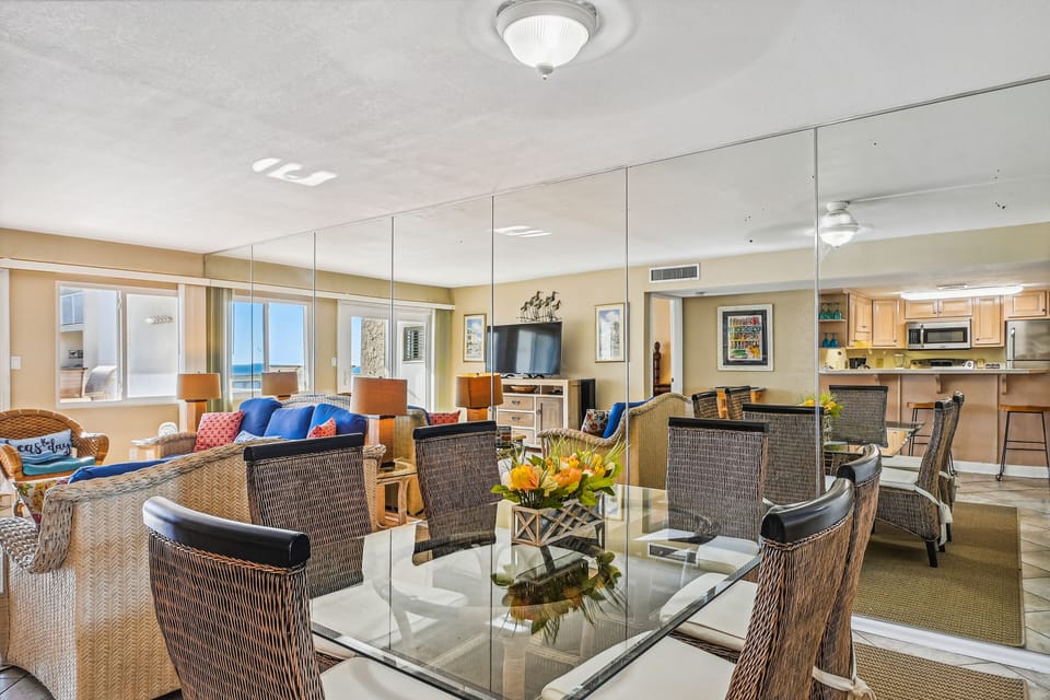 Condo, 2 Bedrooms | Dining