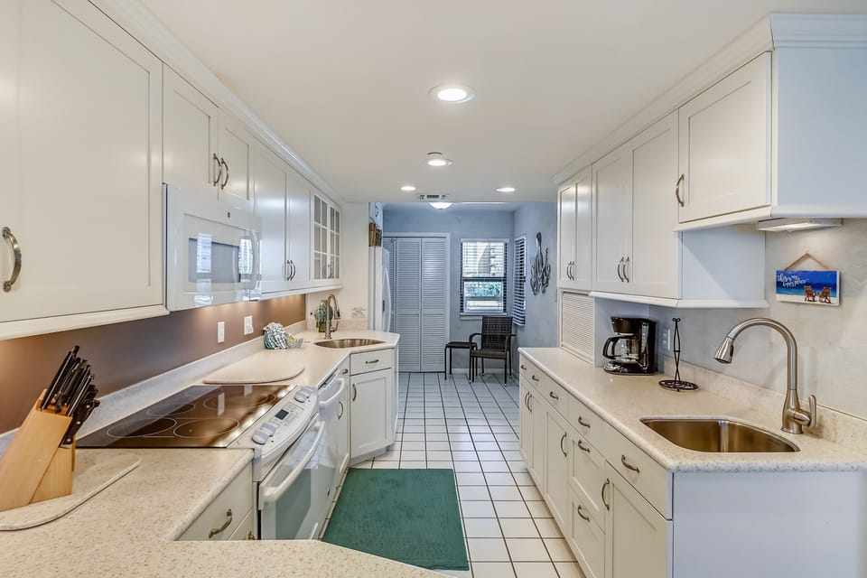 Condo, 2 Bedrooms | Private kitchen | Fridge, microwave, oven, dishwasher
