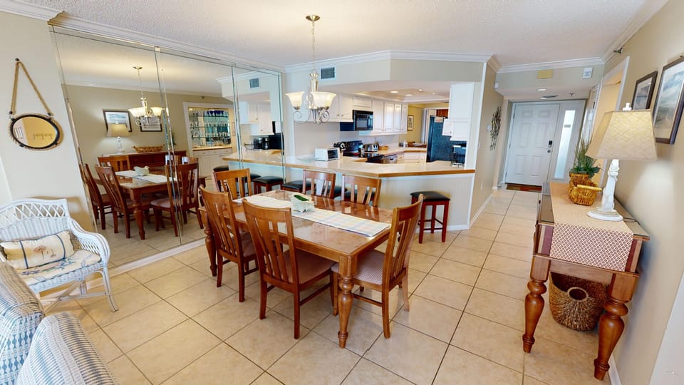Condo, 2 Bedrooms | Dining