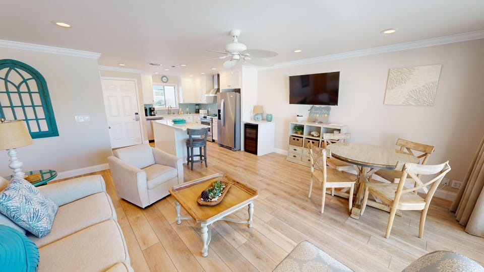 Condo, 2 Bedrooms | Living area