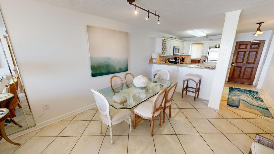 Condo, 2 Bedrooms | Dining