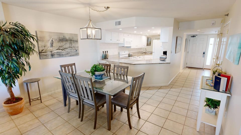 Condo, 2 Bedrooms | Dining