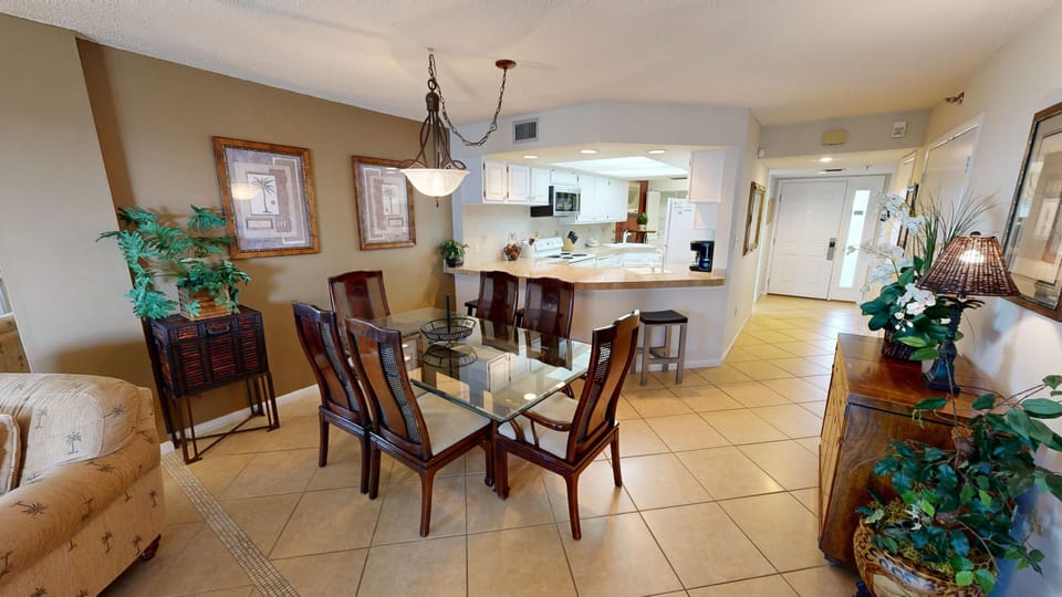 Condo, 2 Bedrooms | Dining