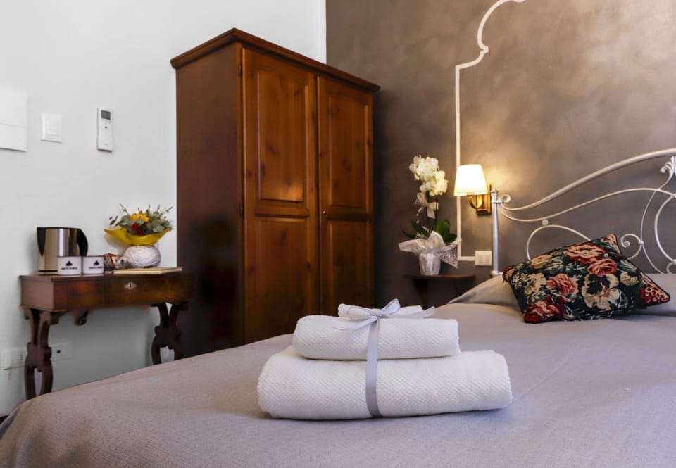 Standard Double Room, Shared Bathroom | Room amenity