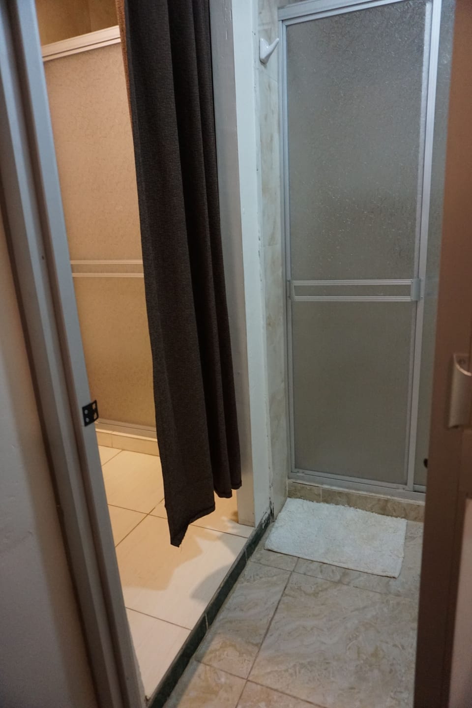 Economy Shared Dormitory, Mixed Dorm | Bathroom | Shower, rainfall showerhead, designer toiletries, towels