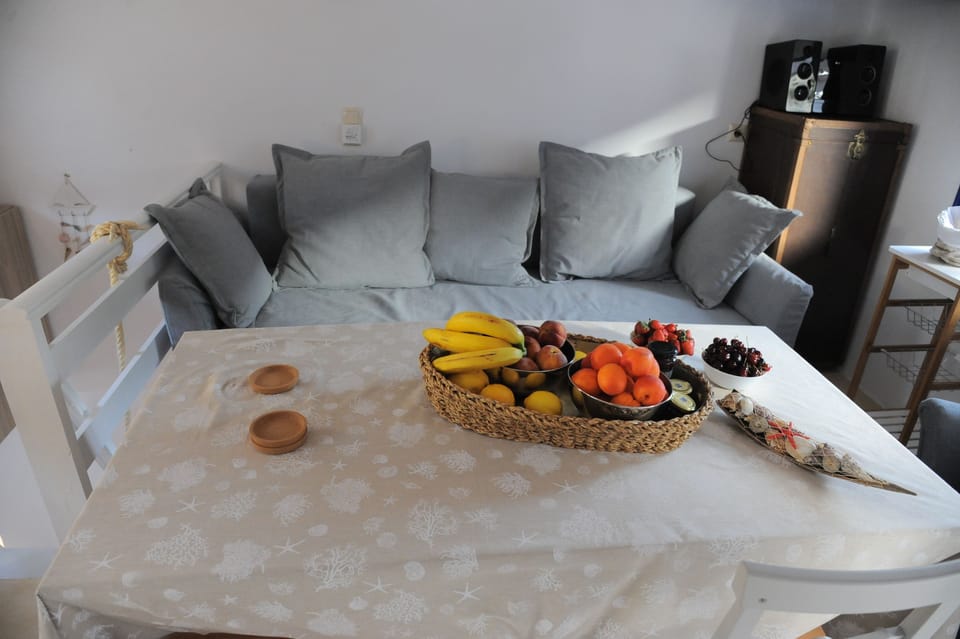 House, 1 Bedroom | In-room dining