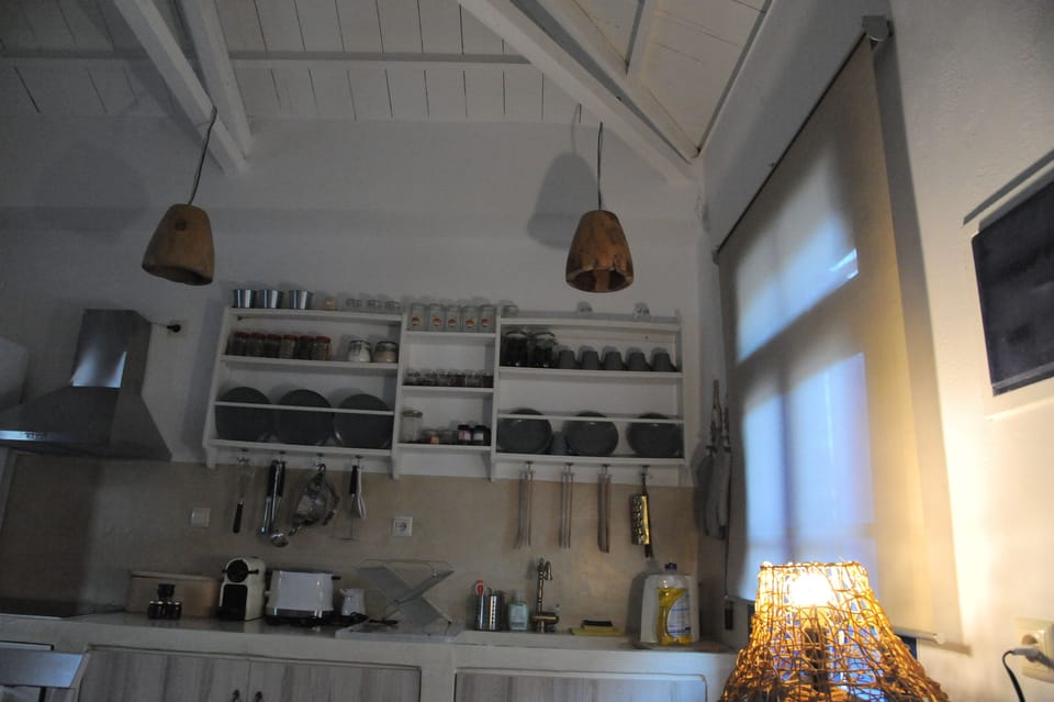 Full-size fridge, microwave, oven, stovetop