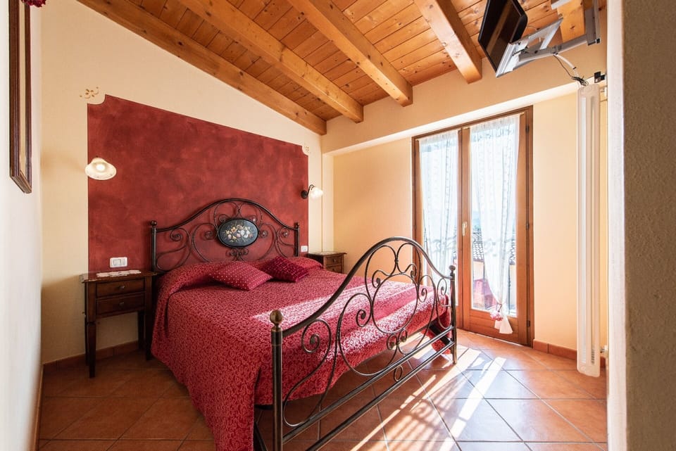Traditional Double Room | Premium bedding, desk, free WiFi, bed sheets