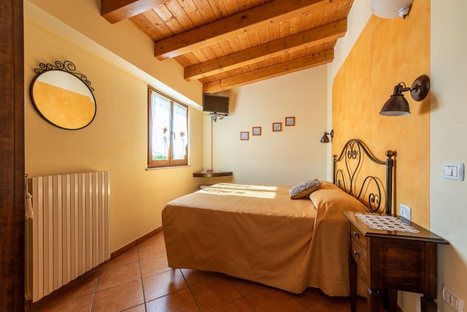 Traditional Double Room | Premium bedding, desk, free WiFi, bed sheets