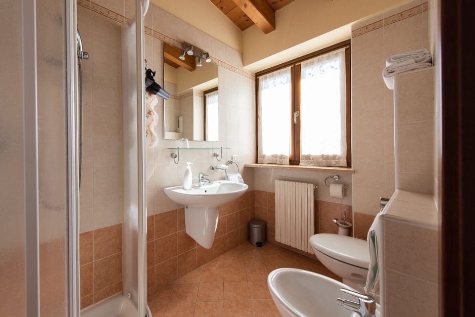 Traditional Double Room | Bathroom | Shower, free toiletries, bidet, towels