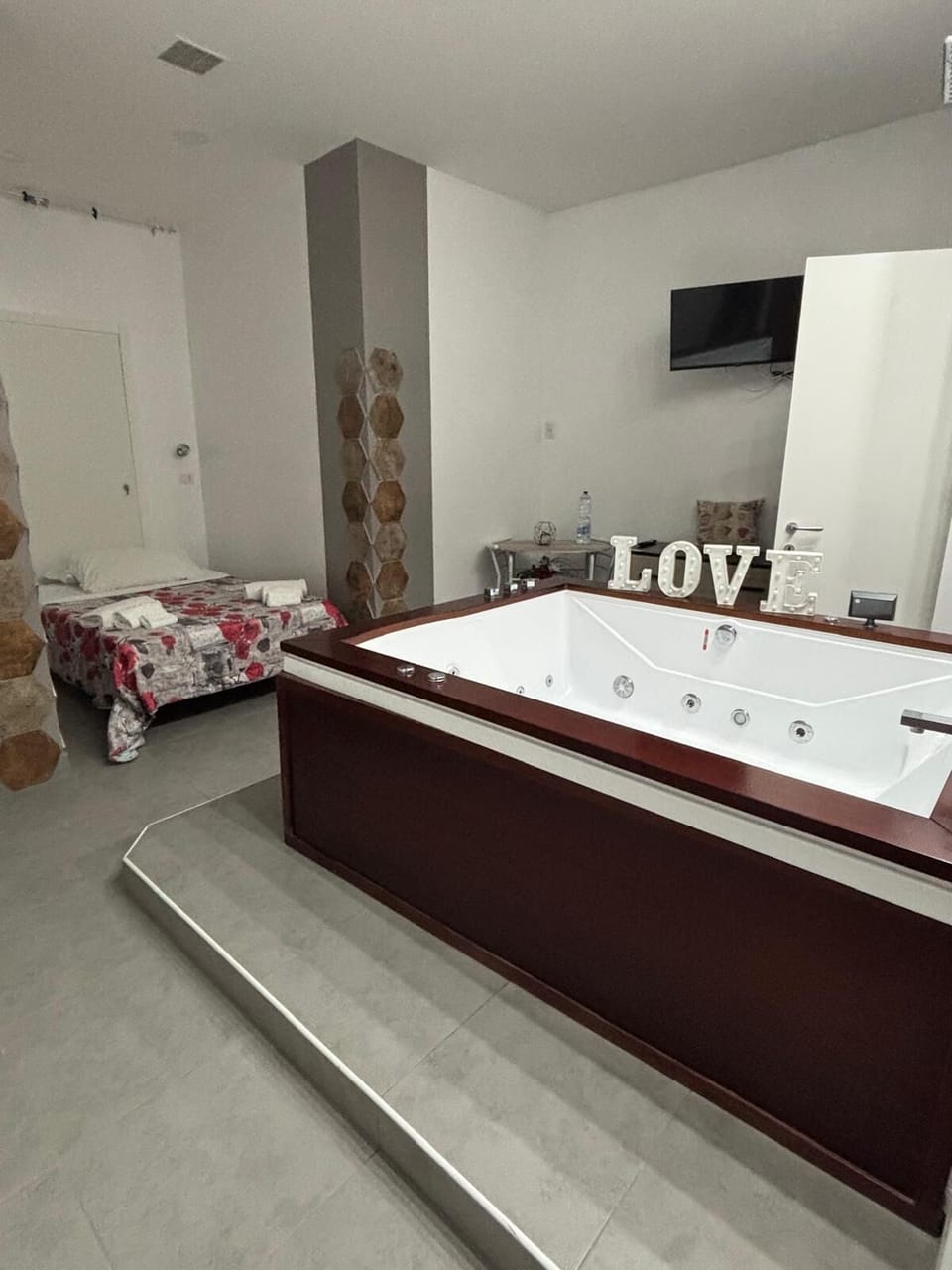 Double Room | In-room safe, WiFi (free), bed sheets