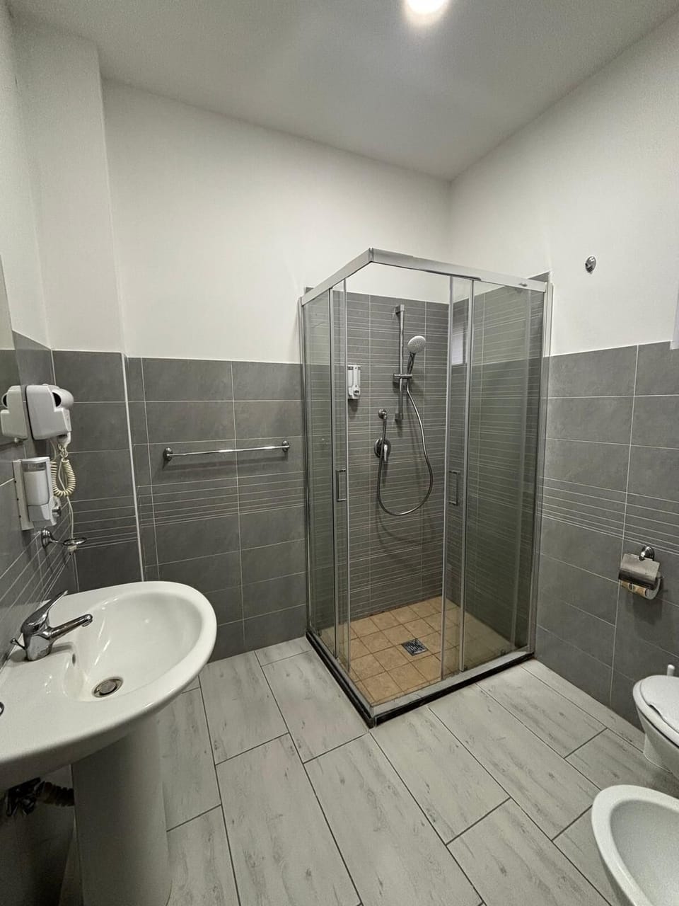 Double Room | Bathroom | Shower, rainfall showerhead, hair dryer, bidet