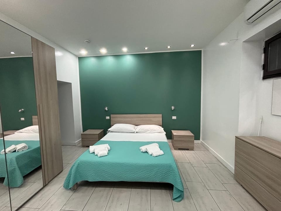 Double Room | In-room safe, WiFi (free), bed sheets