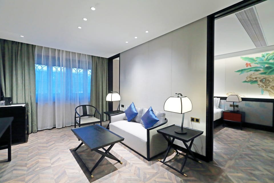 Superior Suite | Desk, blackout drapes, soundproofing, free WiFi