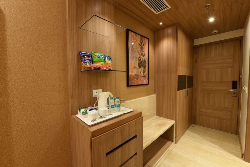 Deluxe Room, 1 King Bed, Non Smoking | Premium bedding, minibar, in-room safe, desk