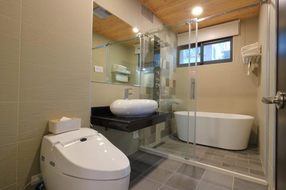 Deluxe Quadruple Room | Bathroom | Free toiletries, hair dryer, slippers, towels