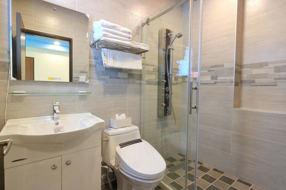 Family Quadruple Room | Bathroom | Free toiletries, hair dryer, slippers, towels