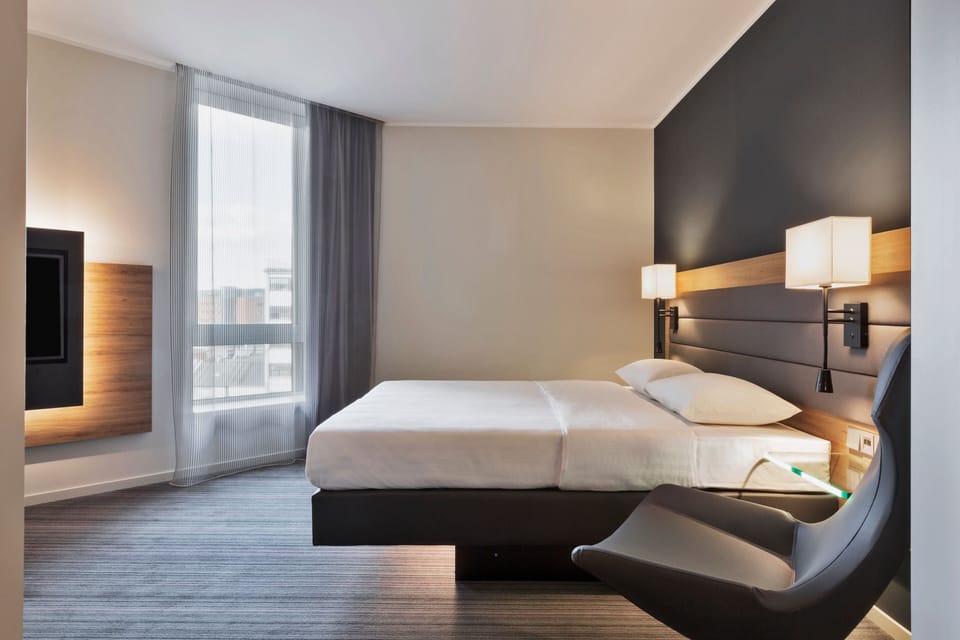Room, 1 Queen Bed, City View | 1 bedroom, Frette Italian sheets, premium bedding, desk