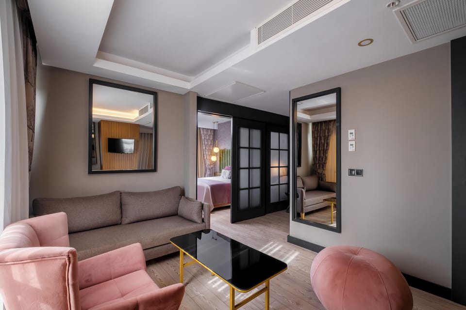 Suite | Minibar, soundproofing, free WiFi, bed sheets