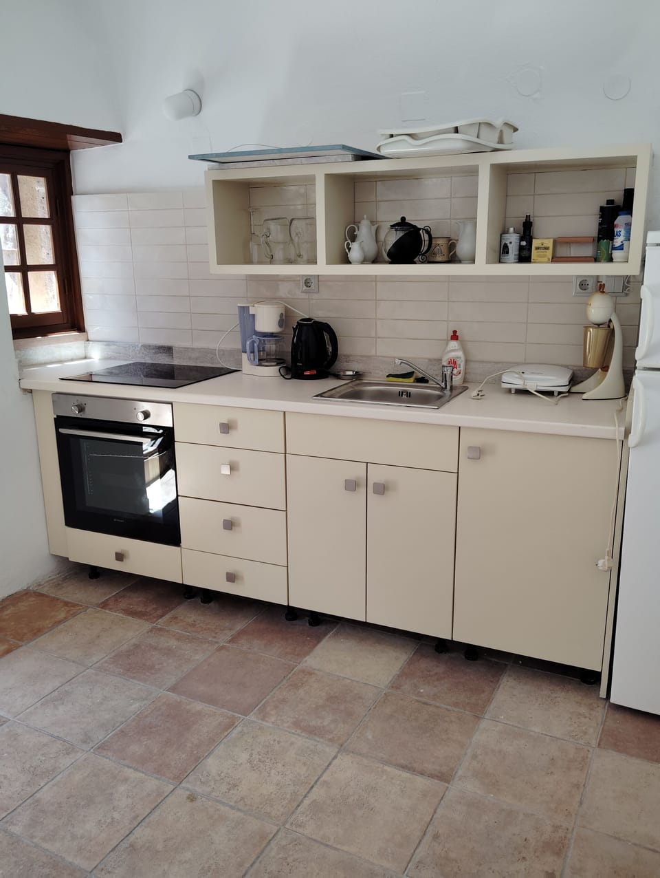 Fridge, oven, espresso maker, electric kettle