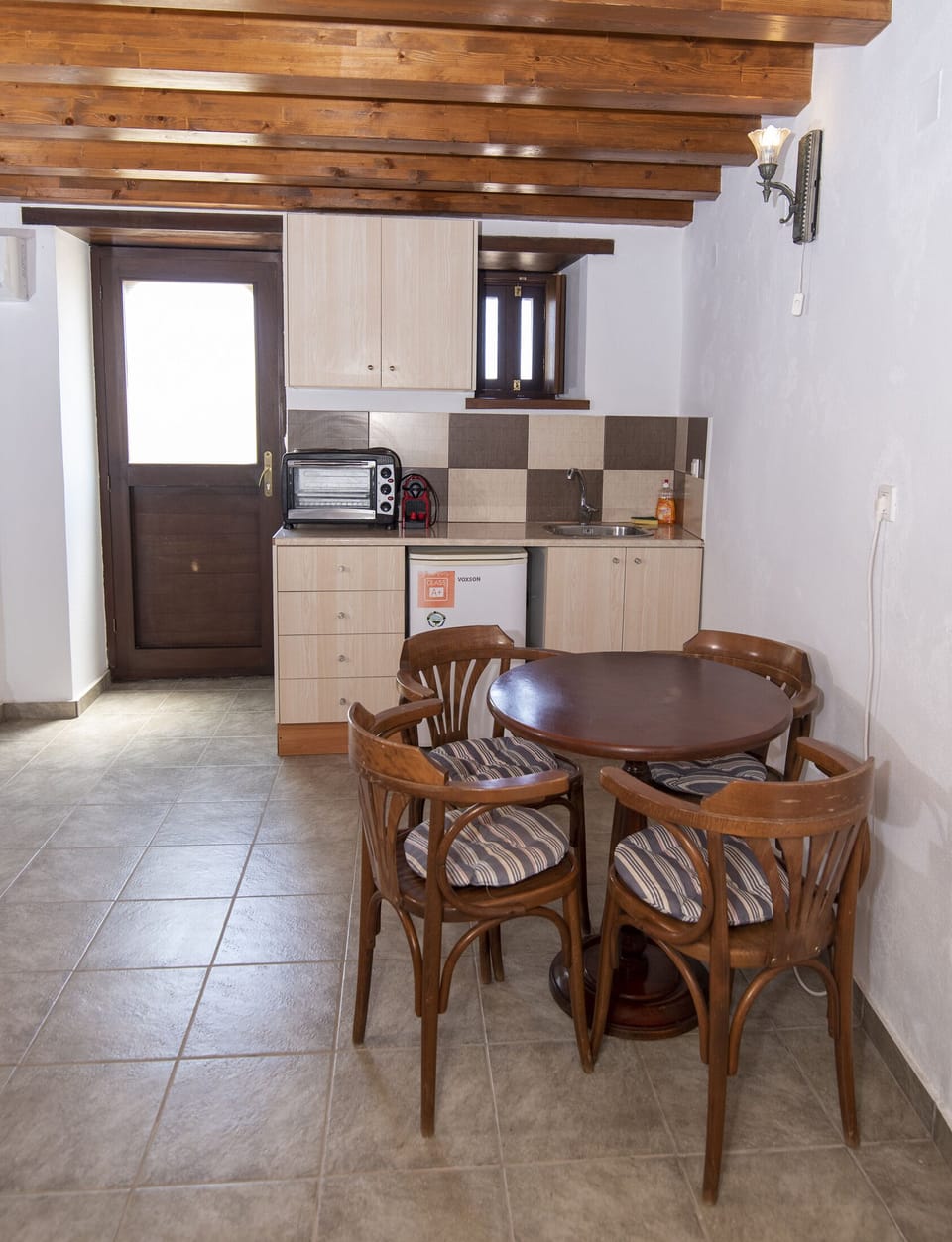 Traditional Room | Living area | 23-cm TV with digital channels