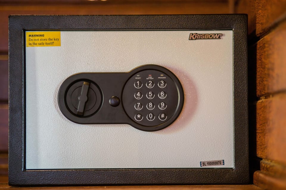 Deluxe Room | Safe