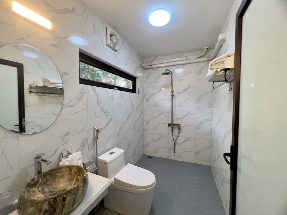 Family Room | Bathroom | Shower, designer toiletries, hair dryer, bathrobes