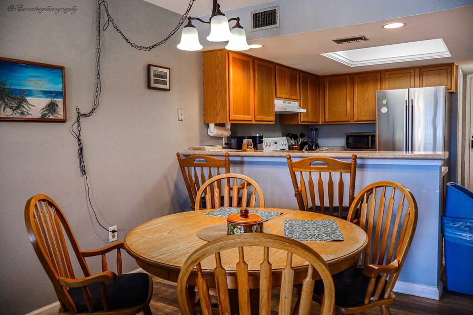 Condo, 2 Bedrooms | Dining