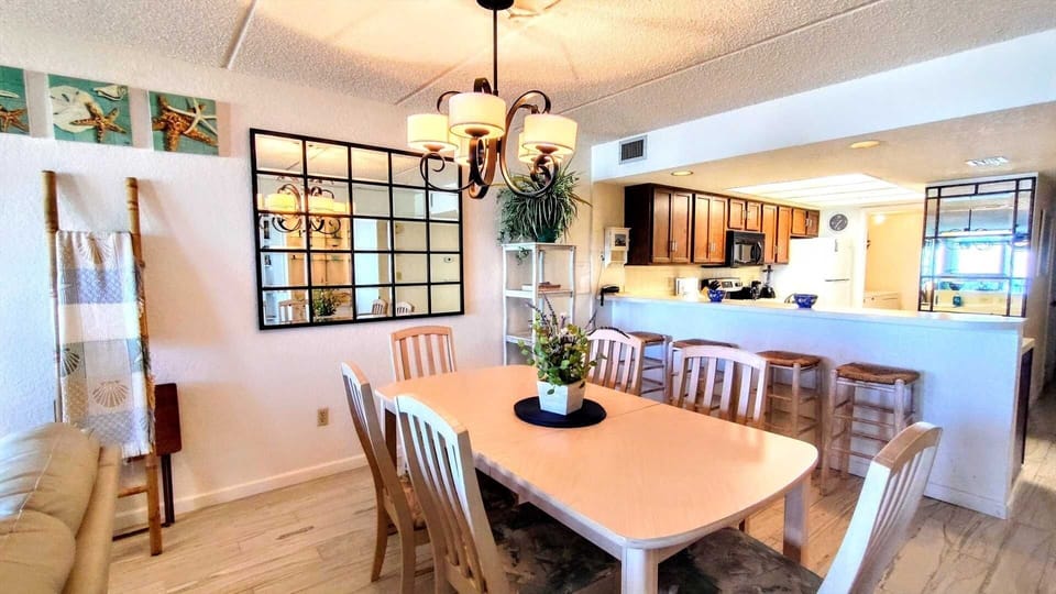 Condo, 2 Bedrooms | Dining