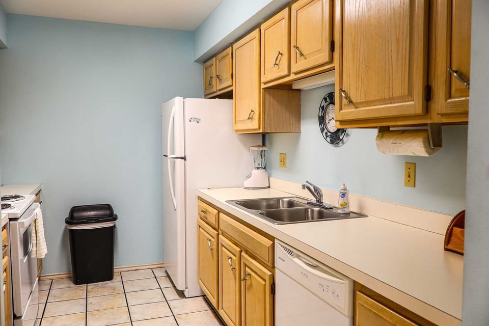 Townhome, 2 Bedrooms | Private kitchen | Coffee/tea maker, fridge, oven, toaster