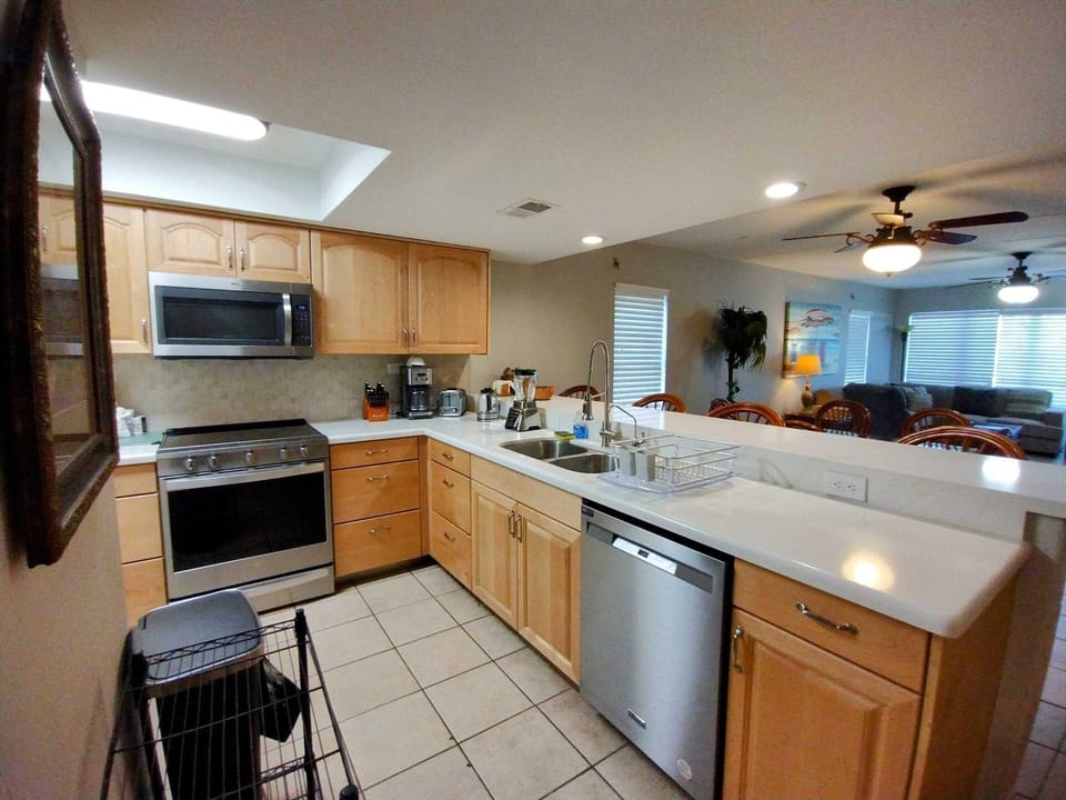 Condo, 2 Bedrooms | Private kitchen | Fridge, oven, coffee/tea maker, toaster