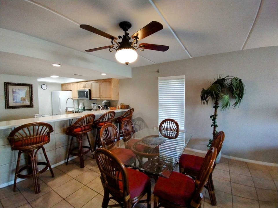 Condo, 2 Bedrooms | Dining