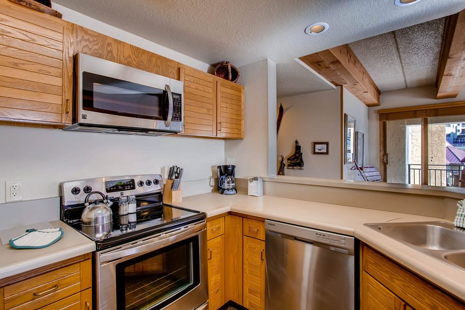 Condo, 2 Bedrooms | Private kitchen | Coffee/tea maker, oven