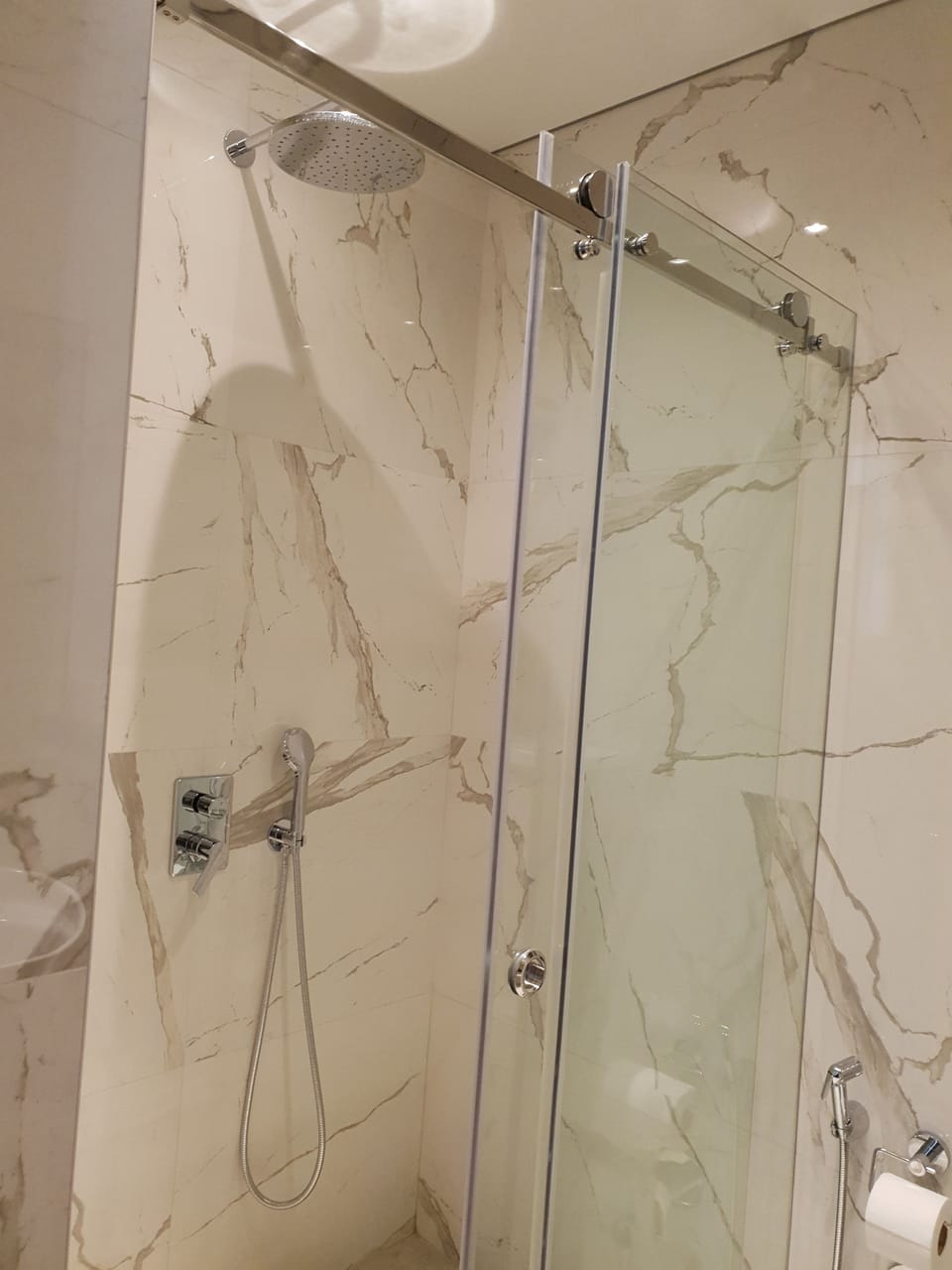 Comfort Double Room, 1 King Bed | Bathroom | Shower, free toiletries, hair dryer, bathrobes