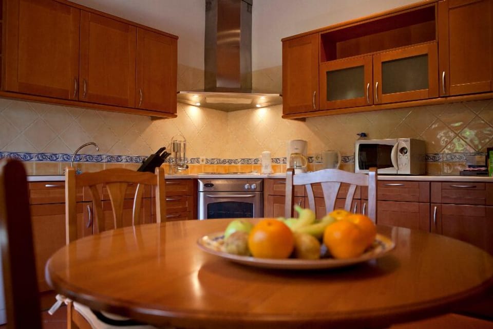 House, 2 Bedrooms (Casa da Vinha) | Private kitchen | Full-size fridge, microwave, oven, stovetop