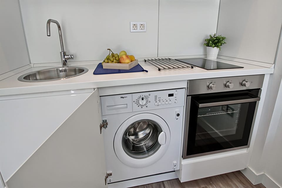 Full-size fridge, oven, stovetop, coffee/tea maker