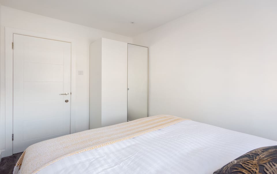 Apartment, 4 Bedrooms, Non Smoking | 4 bedrooms, individually decorated, individually furnished