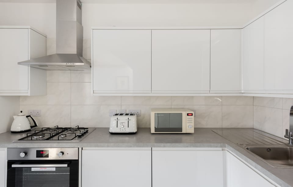 Apartment, 4 Bedrooms, Non Smoking | Private kitchen | Full-size fridge, microwave, oven, stovetop