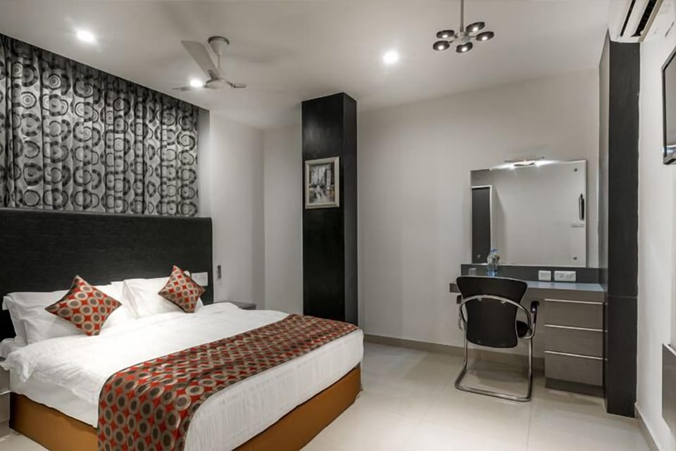Deluxe Room | Minibar, in-room safe, desk, soundproofing
