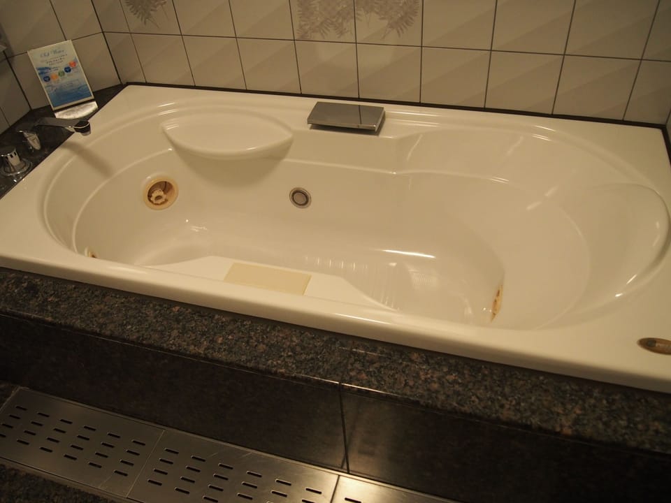 Separate tub and shower, deep soaking tub, free toiletries, hair dryer