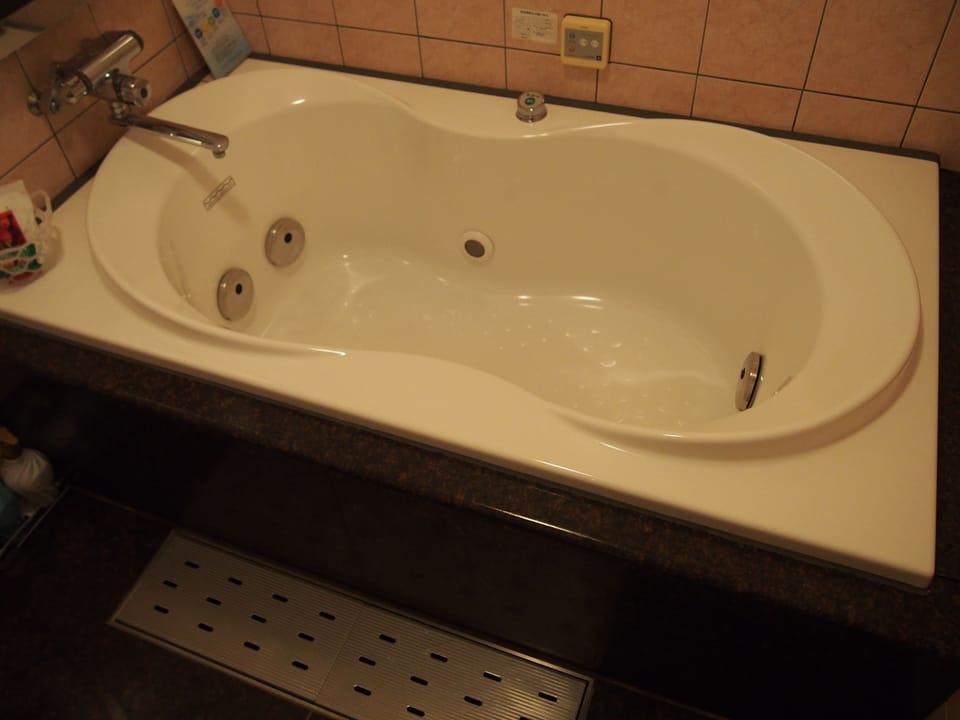 Separate tub and shower, deep soaking tub, free toiletries, hair dryer