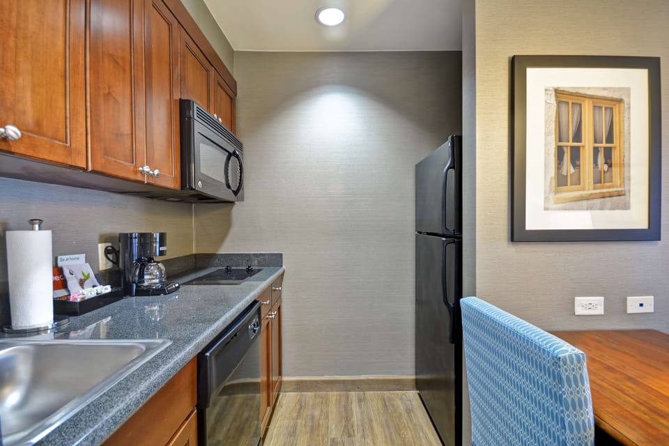 Full-size fridge, microwave, stovetop, dishwasher