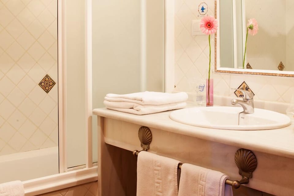 Bathtub, free toiletries, hair dryer, towels