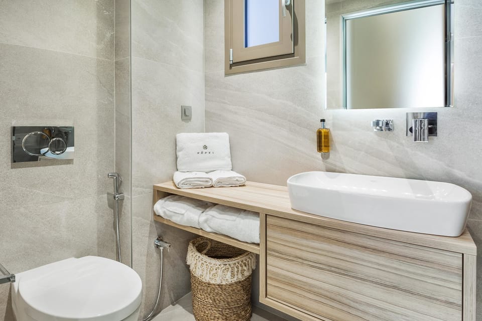 Shower, rainfall showerhead, free toiletries, hair dryer
