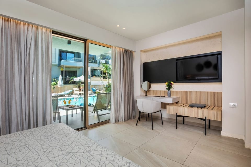 Premium Studio, Pool View | Premium bedding, in-room safe, free WiFi, bed sheets